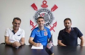Kalil, Boselli e Dulio durante assinatura do atacante com o Corinthians