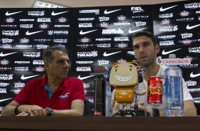 Jorge Kalil e Boselli durante coletiva de apresentação do atacante argentino ao Corinthians