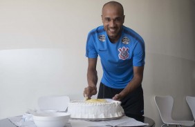 Roger ganha bolo de aniversrio durante o treino de hoje no CT