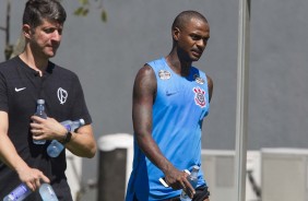 Thiaguinho e Gustavo recebem instrues de Fbio Carille no treino desta manh