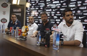 Vilson e Sheik concedem entrevista no CT durante sua apresentao como gerentes de futebol