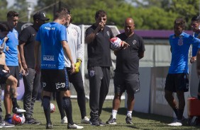 Carille passa instrues aos jogadores durante partida amistosa contra o Nacional, no CT