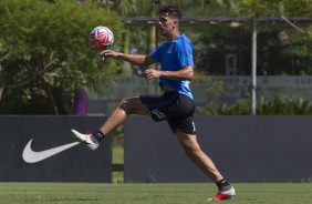 Danilo Avelar no jogo-treino contra o Nacional, no CT