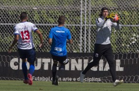 Goleiro Cssio faz defesa em jogo-treino, contra o Nacional, no CT Joaquim Grava