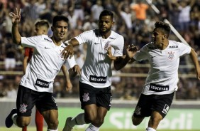 Jogadores comemorando o gol de Oya sobre o Ituano, pela Copinha 2019