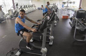 Gabriel treina na academia do CT Joaquim Grava na tarde desta quinta-feira