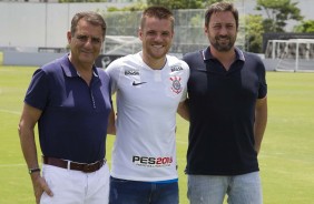 Kalil, Ramiro e Dulio durante apresentao oficial do jogador ao Corinthians