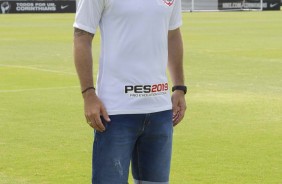 Ramiro foi todo sorrisos durante apresentao como jogador do Corinthians