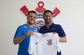 Ramiro recebe das mos de Dulio a camisa do Corinthians