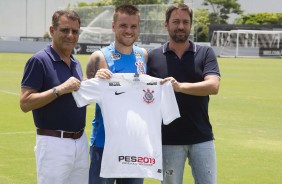 Ramiro recebe de Kalil e Dulio a camisa do Corinthians
