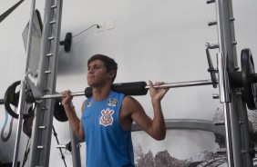 Vital durante treino de fortalecimento muscular na academia do CT
