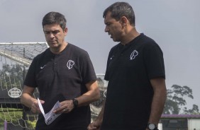 Cuca e Carille conversando durante treino do Corinthians, neste sbado