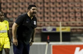 Eduardo Barroca passa instruções para a garotada durante partida contra o Porto, pela Copinha