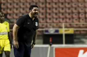 Eduardo Barroca passa instrues para a garotada durante partida contra o Porto, pela Copinha