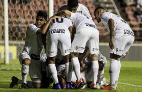 Elenco do Timozinho comemora o gol de Rafael Bilu, contra o Porto, pela Copinha