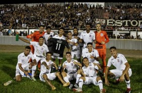 Elenco do Timãozinho presta homenagem a Fessin, que teve a fíbula fraturada no jogo anterior