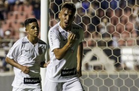Feliz pelo seu gol marcado contra o Porto, João Celeri comemora demais