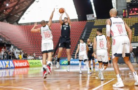 Giovannoni tenta arremesso durante partida contra o Flamengo, pela dcima semana do NBB