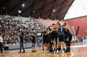 Jogadores de basquete do Corinthians se preparam para o incio da partida contra o Flamengo