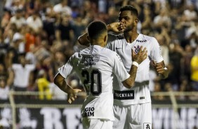 Nathan comemora seu gol contra o Porto ao lado de Rafael Bilu