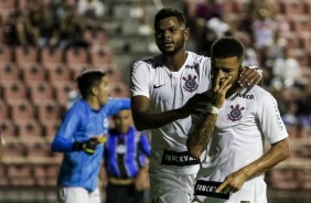 Nathan e Bilu comemoram o primeiro gol do Timozinho contra o Porto, pela Copinha