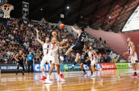 Parodi arremessa contra o Flamengo, pela dcima semana do NBB