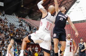 Parodi tenta a cesta em duelo contra o Flamengo, pelo NBB