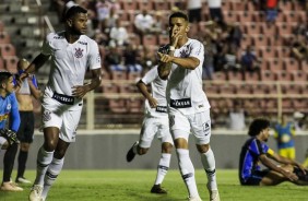 Rafael Bilu comemora seu gol ao lado de Nathan, durante partida contra o Porto-PE, pela Copinha