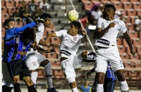 Roni durante cabeçada na partida contra o Porto, pela Copinha 2019