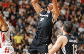 Abnder tenta enterrada no jogo contra o Flamengo, pelo NBB