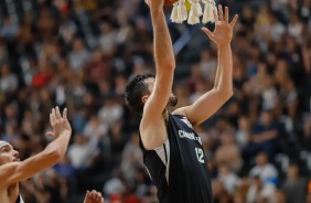 Armador Fuller durante cesta contra o Flamengo, pelo NBB