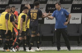 Atacante Gustavo cumprimenta Carille após marcar gol contra o Santos, na Arena Corinthians