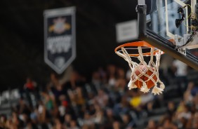 Bela foto da cesta durante o jogo entre Corinthians e Flamengo, pela dcima semana do NBB