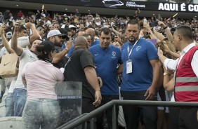 Carille passou no meio dos torcedores para chegar a Arena no amistoso contra o Santos