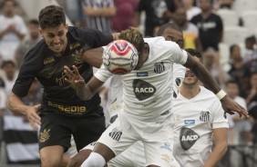 Danilo Avelar começou o amistoso contra o Santos como titular