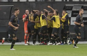 Elenco comemorando o gol de Gustavo, contra o Santos, no amistoso que aconteceu na Arena Corinthians