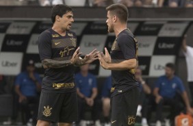 Fagner e Ramiro conversam durante amistoso contra o Santos, na Arena Corinthians