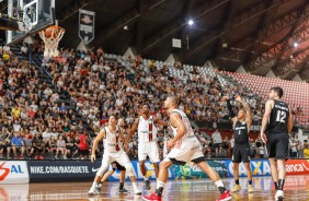 Fuller no momento em que marca uma cesta no jogo contra o Flamengo, pelo NBB