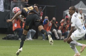 Gustavo anotou de cabea o nico gol do Corinthians contra o Santos, em partida amistosa na Arena