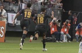 Gustavo e Sornoza comemorando o gol do atacante, o nico do Corinthians contra o Santos