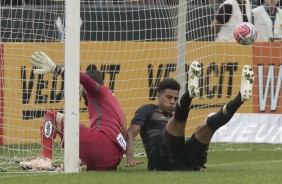 Gustavo em duelo contra o Santos, em jogo amistoso na Arena Corinthians