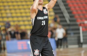 Parodi tenta arremesse no jogo contra o Flamengo, pelo NBB