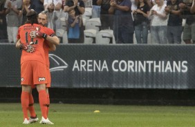 Walter e Cássio se abraçam durante partida amistosa contra o Santos, na Arena Corinthians
