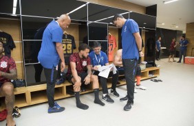 André Luís recebe instruções da comissão técnica para amistoso contra o Santos