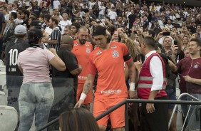 Cássio e Walter descem no meio da torcida durante amistoso contra o Santos