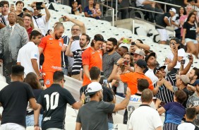 Cássio e Walter descem no meio da torcida durante amistoso contra o Santos
