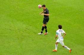 Danilo Avelar durante amistoso contra o Santos