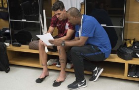 Danilo Avelar recebe instruções da comissão técnica para amistoso contra o Santos
