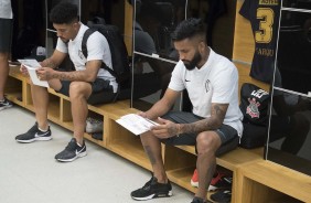 Douglas e Marquinhos no vestiário da Arena Corinthians antes do amistoso contra o Santos