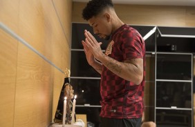 Douglas em seu momento de f no vestirio da Arena Corinthians antes do jogo amistoso contra Santos